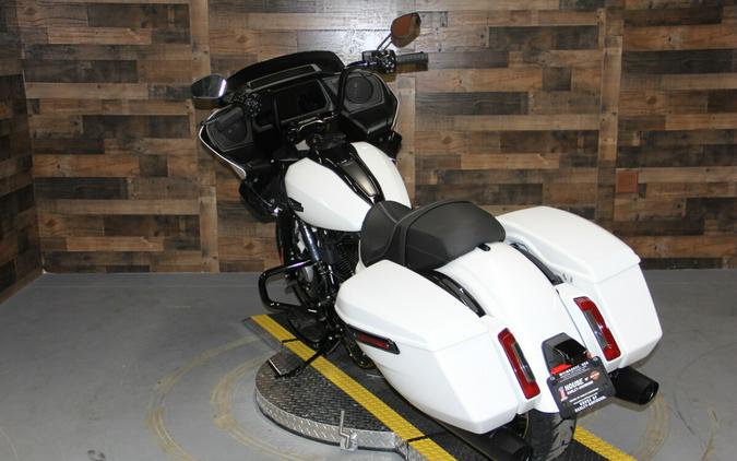 2024 Harley-Davidson Road Glide™ White Onyx Pearl - Black Finish