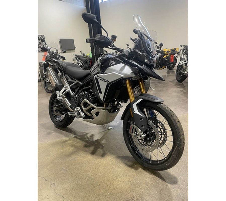 2025 Triumph Tiger 900 Rally Pro Carbon Black Sapphire Black