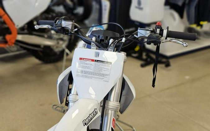 2023 Husqvarna® EE3