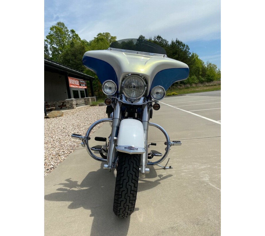 2005 Harley-Davidson Softail® Deluxe Glacier White Pearl/Chopper Blue Pearl