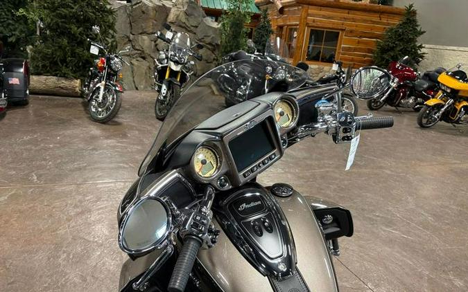2018 Indian Motorcycle® Roadmaster® ABS Polish.Bronze Over Thund.Black w/Silver Pinst.