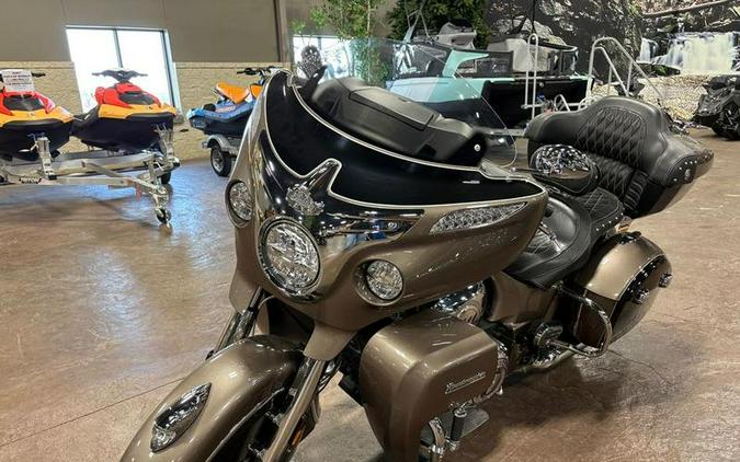 2018 Indian Motorcycle® Roadmaster® ABS Polish.Bronze Over Thund.Black w/Silver Pinst.