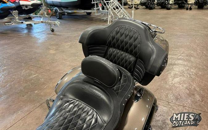 2018 Indian Motorcycle® Roadmaster® ABS Polish.Bronze Over Thund.Black w/Silver Pinst.