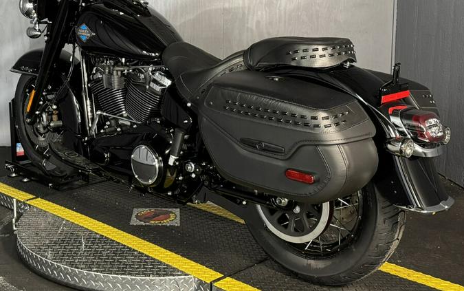 2025 Harley-Davidson Heritage Classic FLHC VIVID BLACK W/ PINSTRIPE