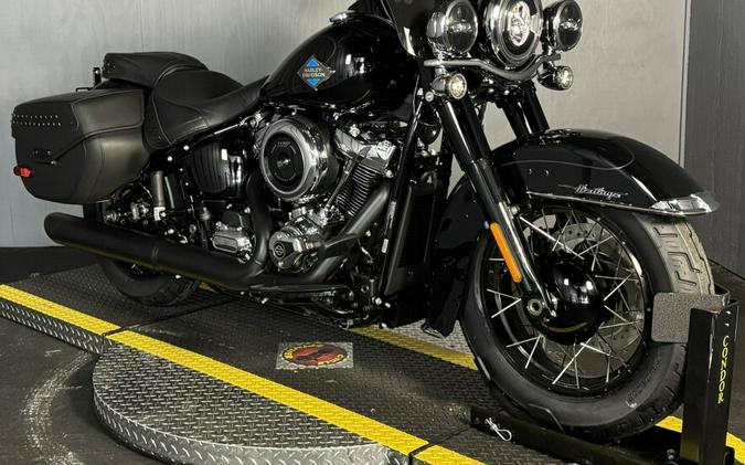 2025 Harley-Davidson Heritage Classic FLHC VIVID BLACK W/ PINSTRIPE