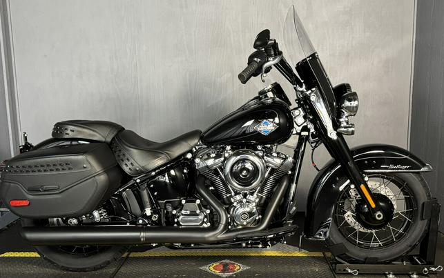 2025 Harley-Davidson Heritage Classic FLHC VIVID BLACK W/ PINSTRIPE