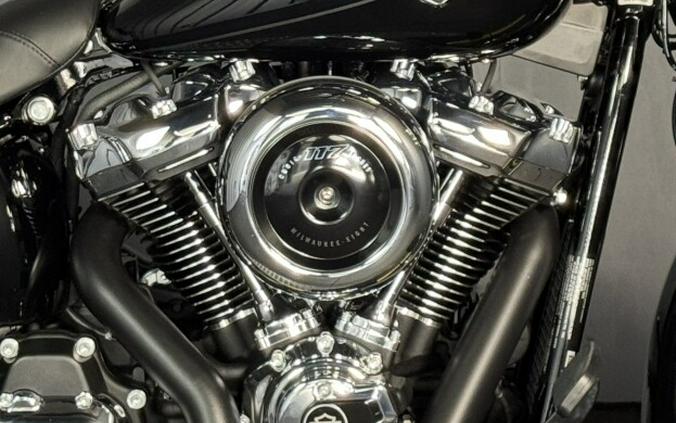 2025 Harley-Davidson Heritage Classic FLHC VIVID BLACK W/ PINSTRIPE