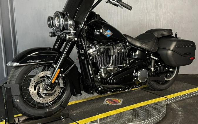 2025 Harley-Davidson Heritage Classic FLHC VIVID BLACK W/ PINSTRIPE