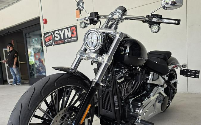 2026 Harley-Davidson® Breakout® Vivid Black Chrome Trim