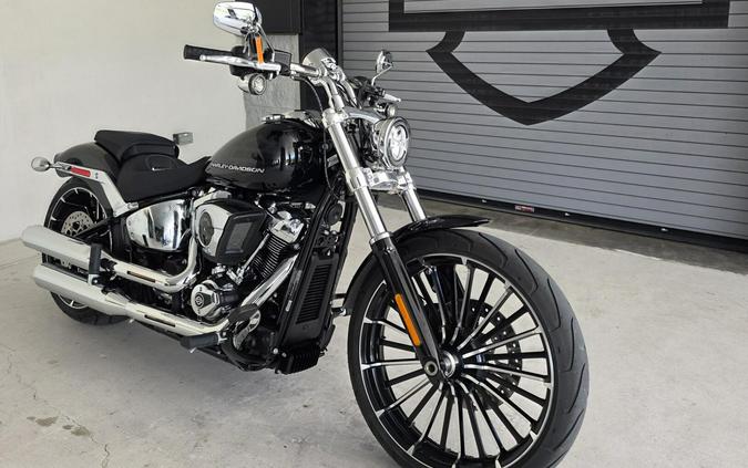 2026 Harley-Davidson® Breakout® Vivid Black Chrome Trim