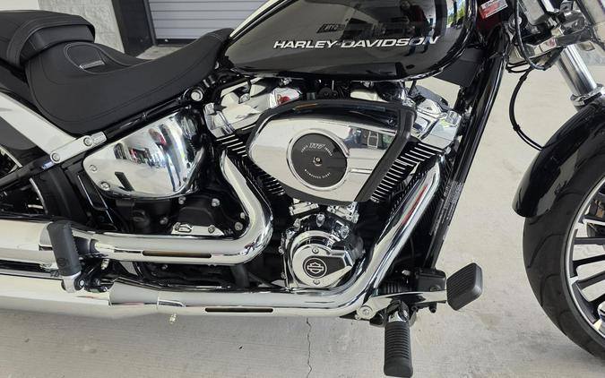 2026 Harley-Davidson® Breakout® Vivid Black Chrome Trim
