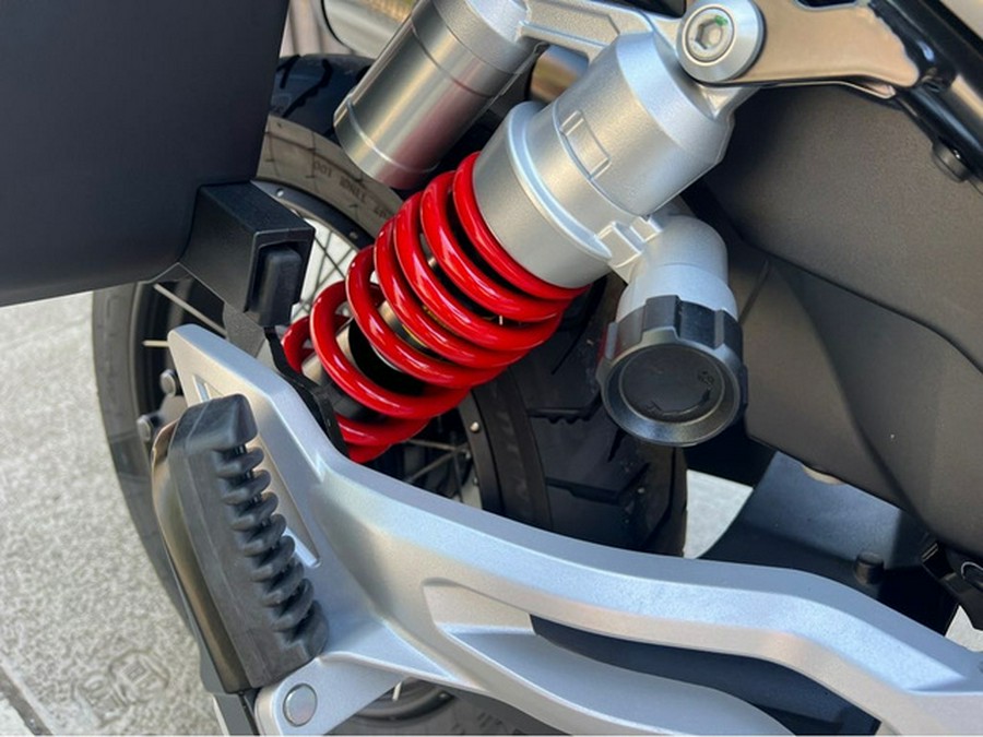 2025 Moto Guzzi V85 TT Travel