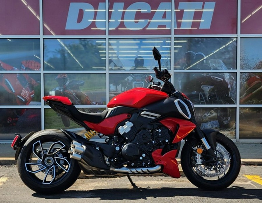 2024 Ducati Diavel V4 Red