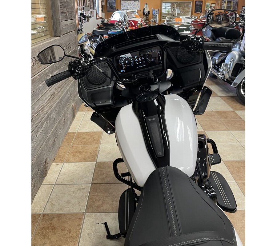 2024 Harley-Davidson Road Glide® White Onyx Pearl — Black Finish