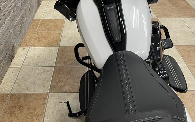 2024 Harley-Davidson Road Glide® White Onyx Pearl — Black Finish