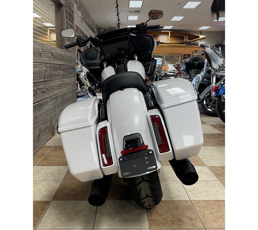 2024 Harley-Davidson Road Glide® White Onyx Pearl — Black Finish