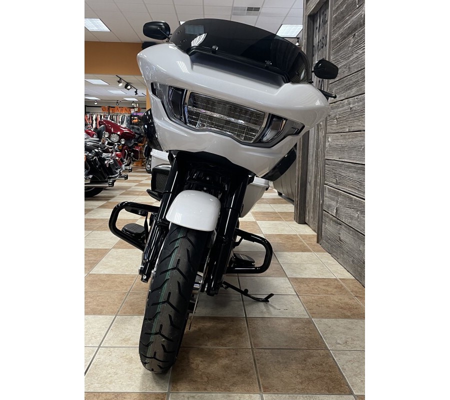 2024 Harley-Davidson Road Glide® White Onyx Pearl — Black Finish