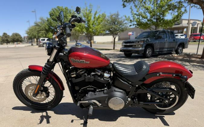 2018 Harley-Davidson® Street Bob® Wicked Red/Twisted Cherry
