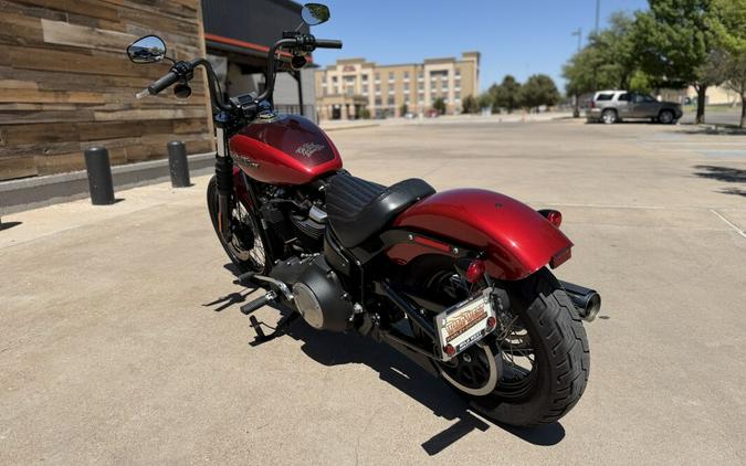 2018 Harley-Davidson® Street Bob® Wicked Red/Twisted Cherry