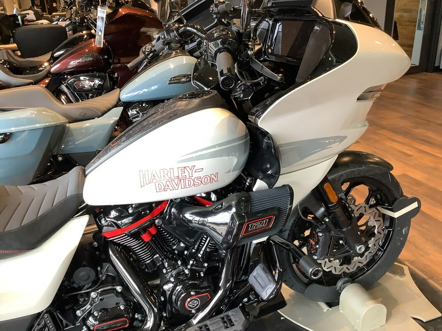 Harley-Davidson CVO™ Road Glide® ST 2024 FLTRXSTSE C9-24 Golden White Pearl