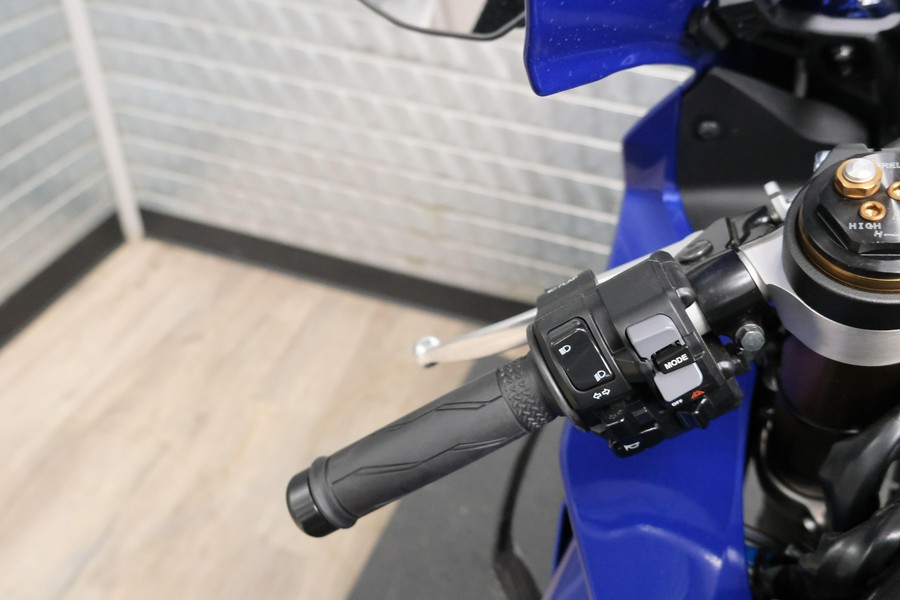 2026 YAMAHA YZF-R1
