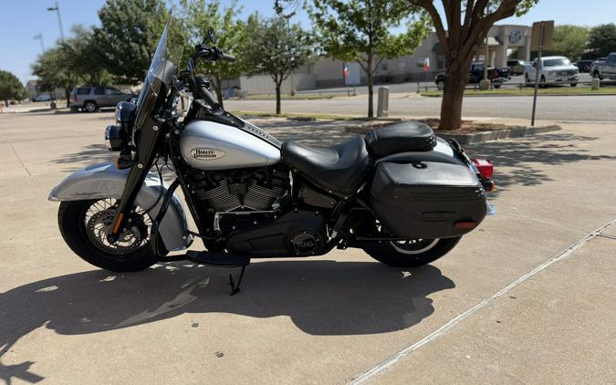 2024 Harley-Davidson® Heritage Classic Atlas Silver Metallic - Black Finish