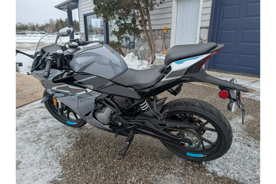 2023 CFMOTO 300 SS