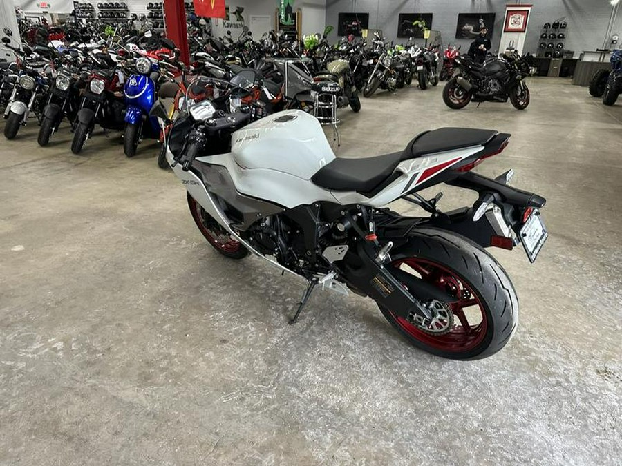 2024 Kawasaki Ninja® ZX™-6R Pearl Robotic White/Metallic Graphite Gray