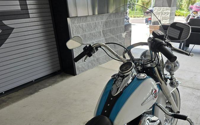 2017 Harley-Davidson® Heritage Softail® Classic Two-Tone Crushed Ice Pearl/Frosted Teal Pearl