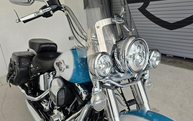 2017 Harley-Davidson® Heritage Softail® Classic Two-Tone Crushed Ice Pearl/Frosted Teal Pearl
