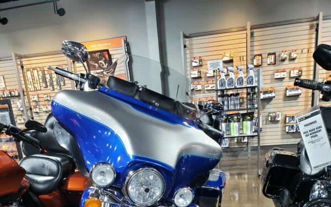 2009 Harley-Davidson® Electra Glide® Ultra Classic® Flame Blue Pearl & Pewter Pearl