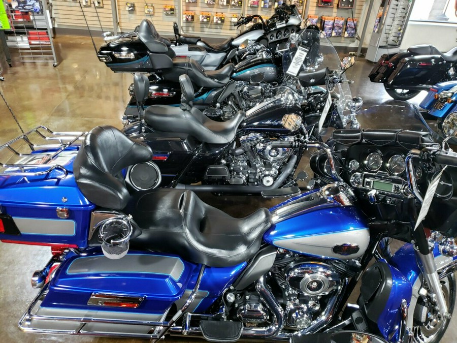 2009 Harley-Davidson® Electra Glide® Ultra Classic® Flame Blue Pearl & Pewter Pearl