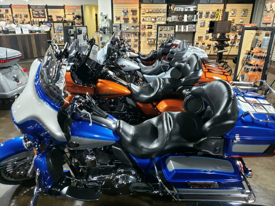 2009 Harley-Davidson® Electra Glide® Ultra Classic® Flame Blue Pearl & Pewter Pearl