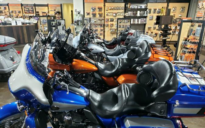 2009 Harley-Davidson® Electra Glide® Ultra Classic® Flame Blue Pearl & Pewter Pearl