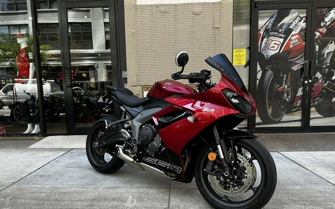 2025 Triumph Daytona 660 Carnival RedSapphire Black