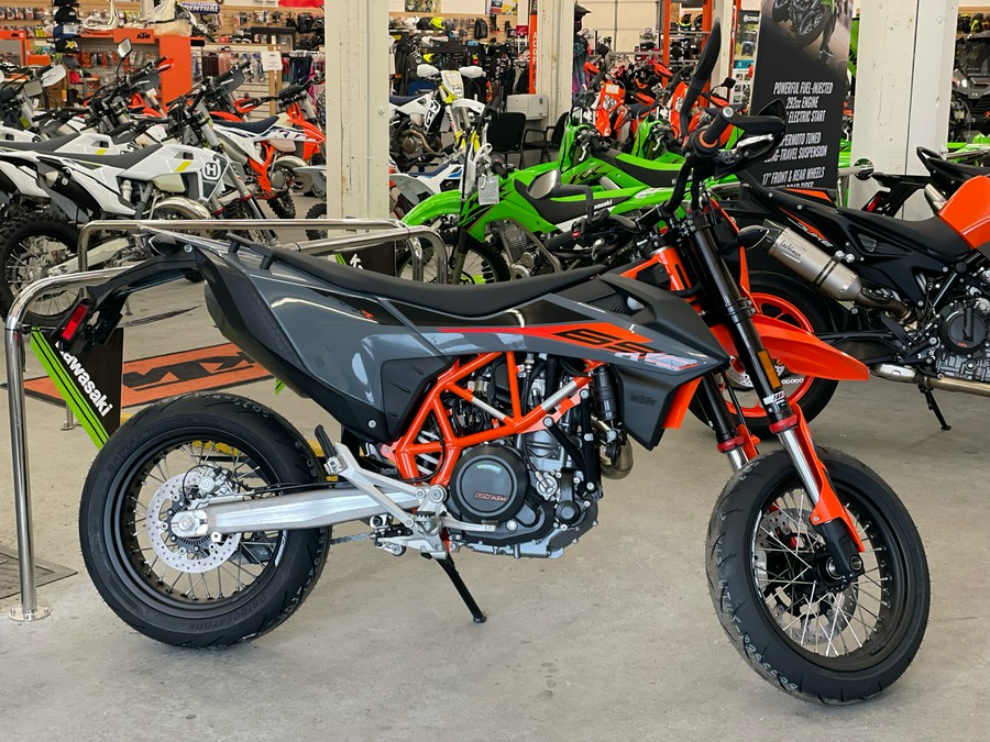 2022 KTM 690 SMC R