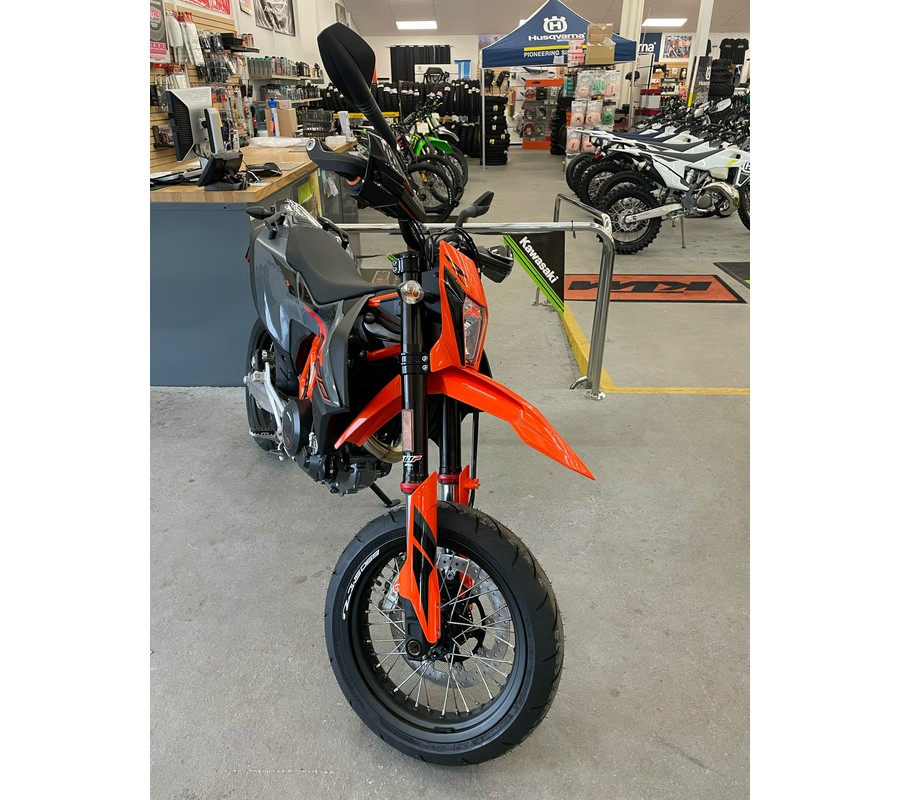 2022 KTM 690 SMC R