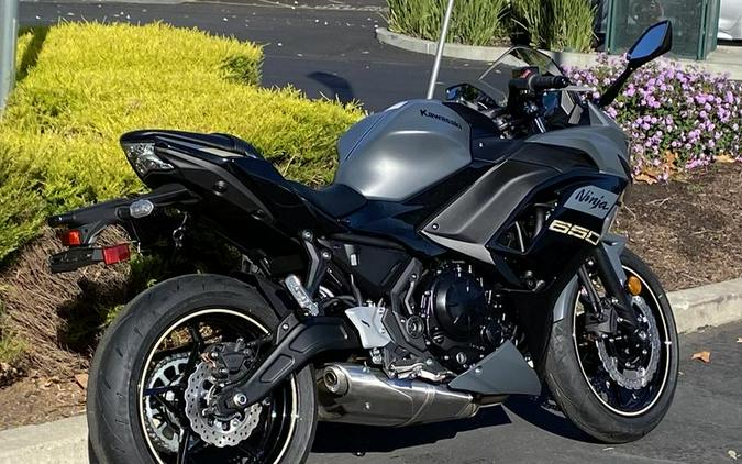 2024 Kawasaki Ninja® 650 Metallic Matte Graphenesteel Gray/Ebony