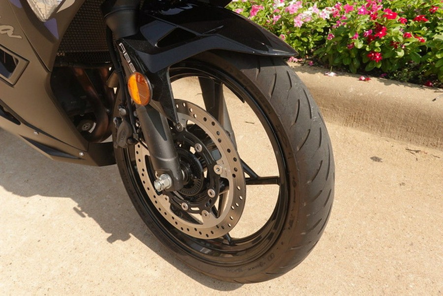 2025 Kawasaki Ninja 500 ABS Metallic Flat Spark Black/Metallic Spark Black