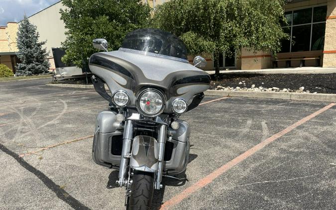 2013 Harley-Davidson® CVO™ Ultra Classic® Electra Glide® Black Diamond & Molten Silver with Crushed