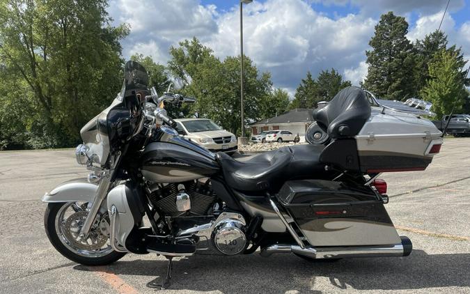 2013 Harley-Davidson® CVO™ Ultra Classic® Electra Glide® Black Diamond & Molten Silver with Crushed