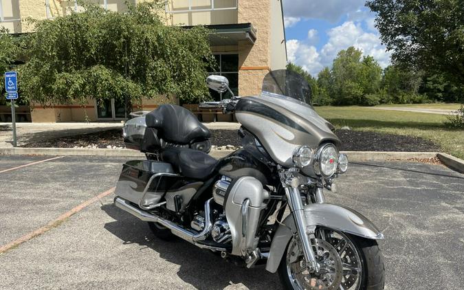 2013 Harley-Davidson® CVO™ Ultra Classic® Electra Glide® Black Diamond & Molten Silver with Crushed