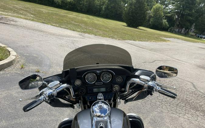 2013 Harley-Davidson® CVO™ Ultra Classic® Electra Glide® Black Diamond & Molten Silver with Crushed