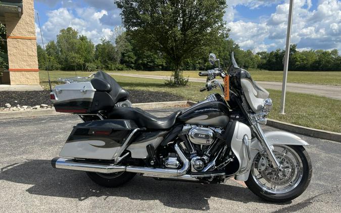 2013 Harley-Davidson® CVO™ Ultra Classic® Electra Glide® Black Diamond & Molten Silver with Crushed