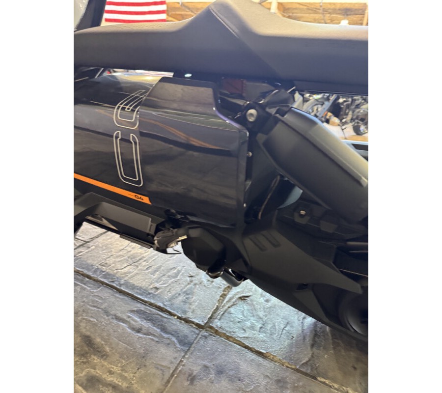 2024 BMW Motorrad CE 04