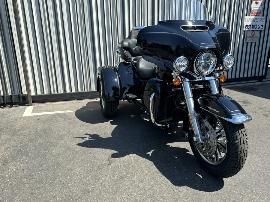 Harley-Davidson Tri Glide Ultra 2023 FLHTCUTG 076103 BLACK W/ PINSTRIPE