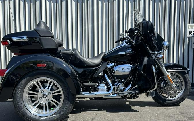 Harley-Davidson Tri Glide Ultra 2023 FLHTCUTG 076103 BLACK W/ PINSTRIPE