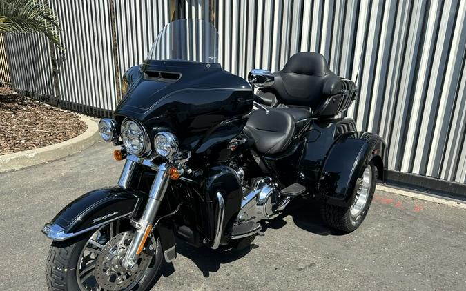 Harley-Davidson Tri Glide Ultra 2023 FLHTCUTG 076103 BLACK W/ PINSTRIPE