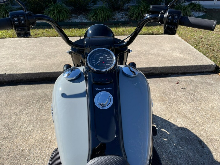 2024 Harley-Davidson® Freewheeler® Billiard Grey