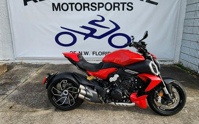 2025 Ducati Diavel V4 Ducati Red V4